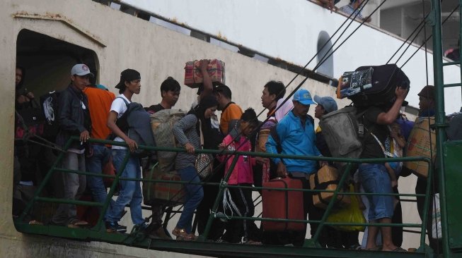 Sejumlah penumpang kapal Pelni Nggapulu asal Makassar, Sulawesi Selatan, turun dari tangga saat kapal yang mereka tumpangi tiba di Terminal Gapura Surya Nusantara, Pelabuhan Tanjung Perak, Surabaya, Jawa Timur, Senin (4/6). 