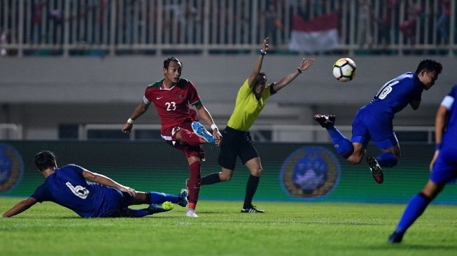 Pemain Timnas Indonesia U-23 Hansamu Yama (kedua kiri) menendang bola ke arah gawang Timnas Thailand U-23 dalam pertandingan uji coba di Stadion Pakansari, Cibinong, Bogor, Jawa Barat, Minggu (3/6) malam. ANTARA