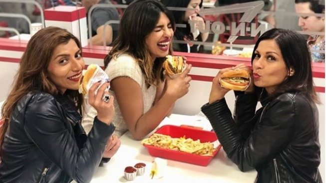 Priyanka Chopra bersama dua rekannya. (Instagram)