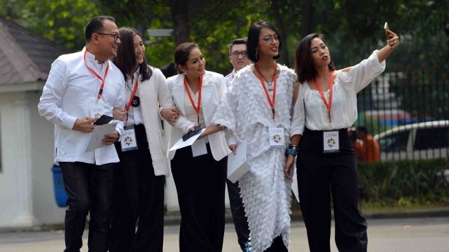 Sejumlah publik figur melakukan swafoto sebelum mengikuti pertemuan dengan Presiden Joko Widodo di Istana Negara, Jakarta, Selasa (5/6).