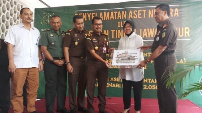 'Hadiah' Istimewa dari Kajati Jatim untuk Wali Kota Risma