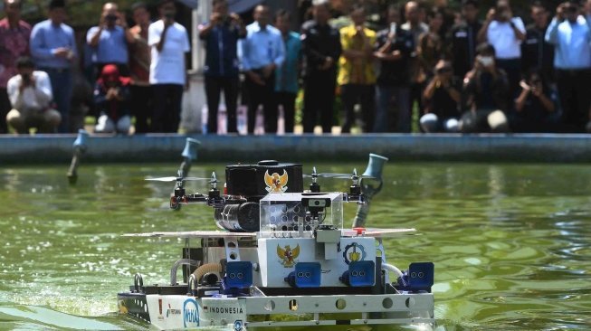 Tim Barunastra dari Institut Teknologi Sepuluh Nopember (ITS) mempersiapkan kapal tanpa awak untuk dipertunjukan di sela-sela pelepasan tim robot ITS untuk berlaga di RoboCup International 2018 Montr�al Canada, di Kampus ITS, Surabaya, Jawa Timur, Selasa (5/6). 