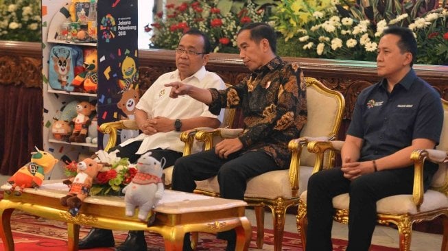 Presiden Joko Widodo (tengah) berdiskusi dengan Mensesneg Pratikno (kiri) dan Kepala Badan Ekonomi Kreatif (Bekraf) Triawan Munaf ketika melakukan pertemuan terkait promosi Asian Games 2018 di Istana Negara, Jakarta, Selasa (5/6).