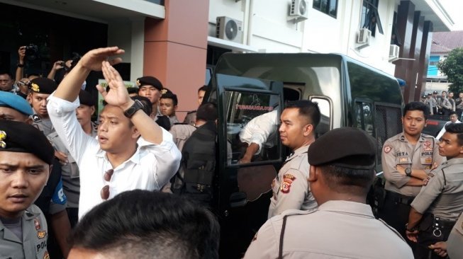 Sidang Perdana Bocah Tewas Dalam Karung Diwarnai Kericuhan