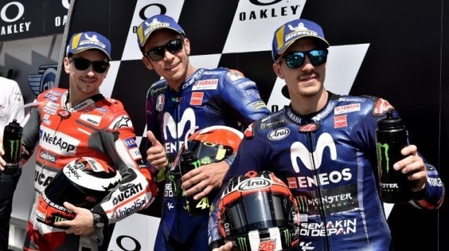 Pebalap Movistar Yamaha Maverick Vinales (kanan) berpose dengan Valentino Rossi (tengah) dan Jorge Lorenzo usai balapan di Mugello, Minggu (3/6/2018) [AFP]