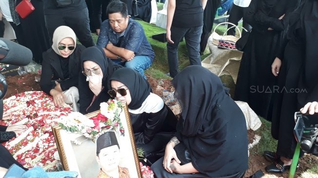 Cynthia dan Olla Ramlan Terus Menangis di Pusara Ayahnya