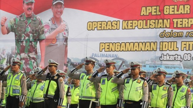 Kapolri Jenderal Pol Tito Karnavian dan Panglima TNI Marsekal TNI Hadi Tjahjanto bersama-sama memimpin apel Operasi Terpusat Ketupat 2018 di Lapangan Monas, Jakarta Pusat, Rabu (6/6/2018). [Suara.com/Oke Atmaja]