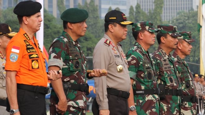 Kapolri Jenderal Pol Tito Karnavian dan Panglima TNI Marsekal TNI Hadi Tjahjanto bersama-sama memimpin apel Operasi Terpusat Ketupat 2018 di Lapangan Monas, Jakarta Pusat, Rabu (6/6/2018). [Suara.com/Oke Atmaja]