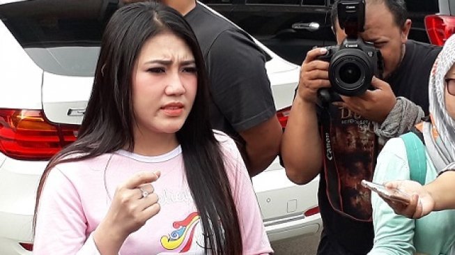 Dibilang Sombong di Foto Ini, Via Vallen Malah Banjir Dukungan