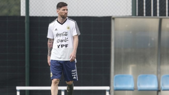 Kapten timnas Argentina Lionel Messi saat mengikuti sesi latihan. PAU BARRENA / AFP