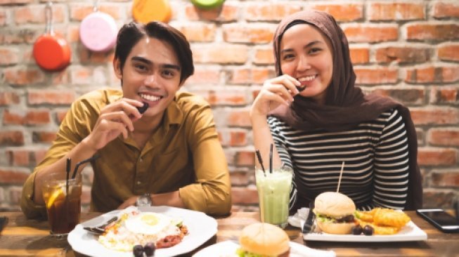 Ilustrasi muda mudi muslim makan berdua. (Shutterstock)