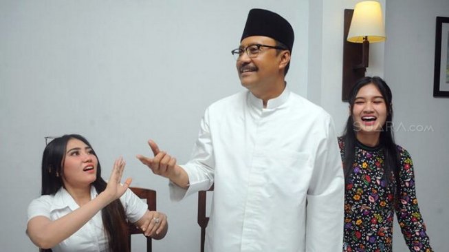 Pedangdut Via Vallen (kiri) dan Nella Kharisma (kanan) bersama Calon Gubernur Jawa Timur Saifullah Yusuf (Gus Ipul) yang berpasangan dengan Puti Guntur Soekarno dalam Pilkada Jatim 2018. [Suara.com/Achmad Ali]