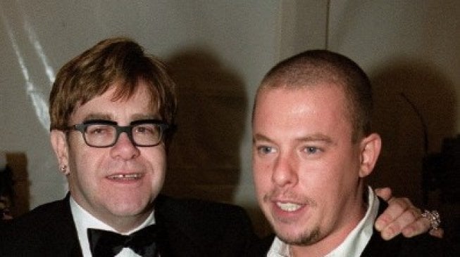 Alexander McQueen dan Elton John di inagurasi Tower LVMH di New York 08 Desember 1999 (DOUG KANTER / AFP).