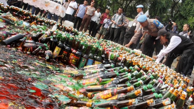 Pemusnahan 4.000 Botol Miras di Monas