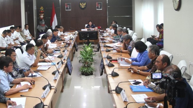 Menteri Koordinator Bidang Pembangunan Manusia dan Kebudayaan (Menko PMK), Puan Maharani, menggelar rapat persiapan Asian Games dan Asian Para Games 2018 dengan kementerian dan stakeholders terkait di kantor Kemenko PMK, Jakarta, Rabu (6/6/2018). [Suara.com/Oke Atmaja]