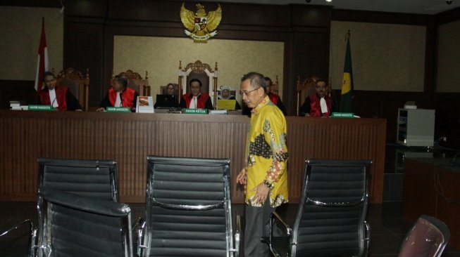 Terdakwa kasus suap untuk mengamankan putusan banding, Sudiwardono (tengah) menjalani sidang dengan agenda pembacaan putusan (Vonis) di Pengadilan Tipikor, Jakarta, Rabu (6/6/2018). [Antara/Reno Esnir]