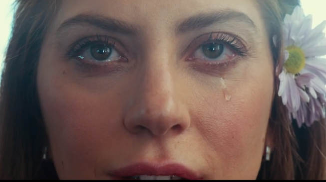 Lady Gaga dalam film terbarunya, A Star is Born. (Screenshot)