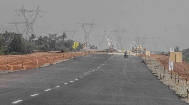 Foto udara jalur fungsional Tol Trans Jawa kawasan Pemalang-Batang, Jawa Tengah, Kamis (7/6).