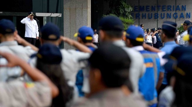 Menteri Perhubungan Budi Karya Sumadi memimpin apel pembukaan Posko Terpadu Angkutan Lebaran 2018 di Kantor Kementerian Perhubungan, Jakarta, Kamis (7/6). 