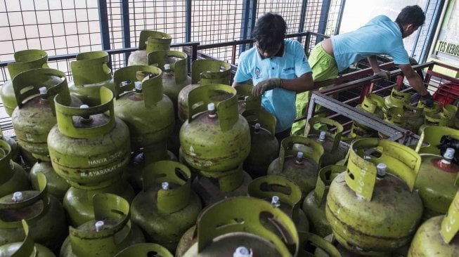 Petugas melakukan bongkar muat tabung gas LPG 3 kg di agen LPG, Bandung, Jawa Barat, Kamis (7/6). 