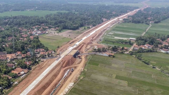 Foto udara jalur fungsional Tol Trans Jawa kawasan Pemalang-Batang, Jawa Tengah, Kamis (7/6).