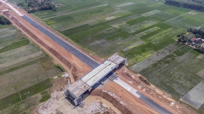 Foto udara jalur fungsional Tol Trans Jawa kawasan Pemalang-Batang, Jawa Tengah, Kamis (7/6).