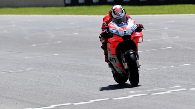 Pebalap Ducati, Jorge Lorenzo, melintasi garis finis di MotoGP Italia di Sirkuit Mugello, Minggu (3/6/2018). [AFP/Tiziana Fabi]