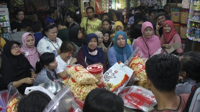 Salah satu pusat penjualan kue di Pasar Jatinegara, Jakarta, Kamis (7/6). 