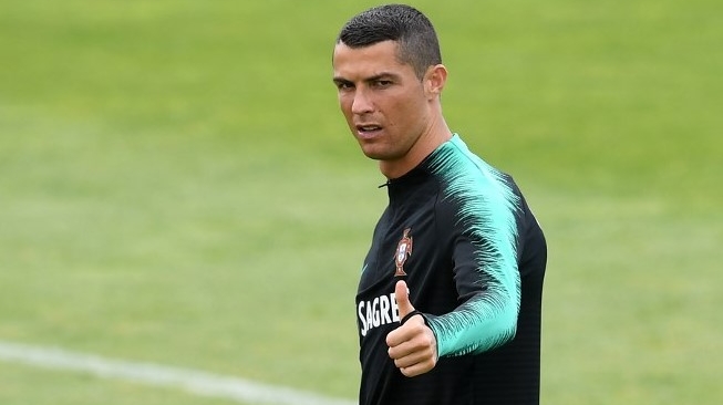 Pemain Portugal Cristiano Ronaldo saat melakukan sesi latihan bersama timnasnya. FRANCISCO LEONG / AFP