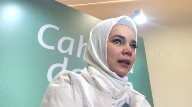 Nyanyi Lagi, Dewi Sandra Sempat Salat Istikharah