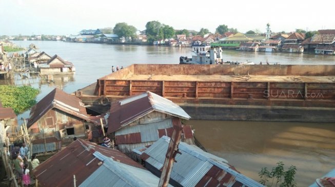 Ditabrak Tongkang, Jembatan Peninggalan Belanda Retak