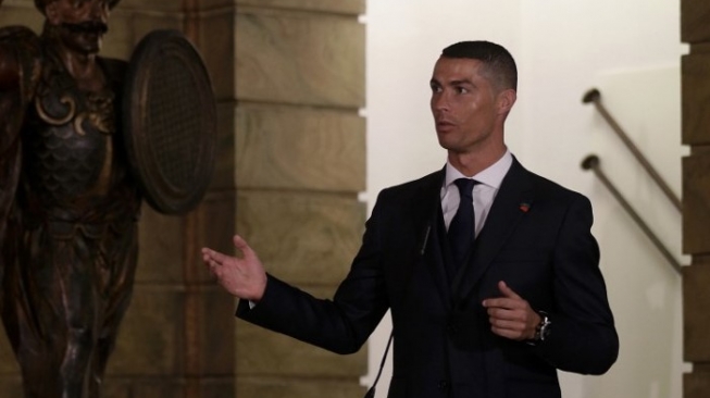 Kapten Portugal Cristiano Ronaldo berbicara di Belem National Coach Museum, Lisbon. JOSE MANUEL RIBEIRO / AFP 