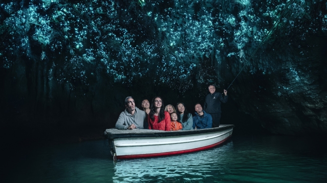 Naik perahu di Waitomo Glowworms Caves. (New Zealand Tourism Board)