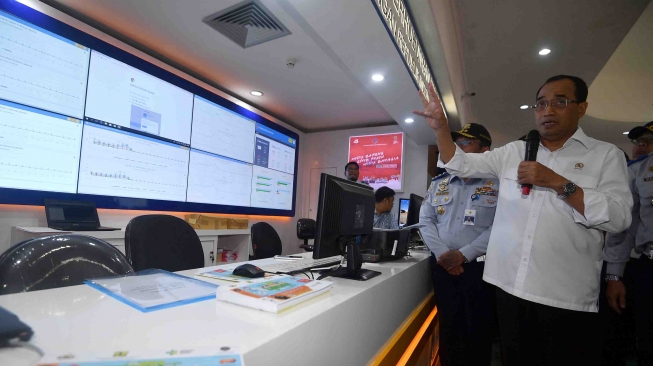 Menteri Perhubungan Budi Karya Sumadi (kanan) meninjau Posko Terpadu Angkutan Lebaran 2018 di Kantor Kementerian Perhubungan, Jakarta, Kamis (7/6). 