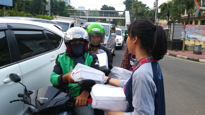 Jurnalis Trunojoyo, Pewarta Mabes Polri Bagi-bagi Takjil di Jalan