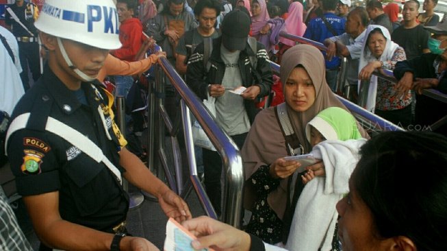 Para pemudik memenuhi Stasiun Pasar Senen dengan tujuan ke berbagai daerah di Pulau Jawa, Jakarta, Kamis (7/6).