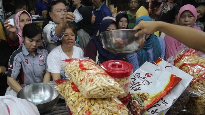 Salah satu pusat penjualan kue di Pasar Jatinegara, Jakarta, Kamis (7/6). 