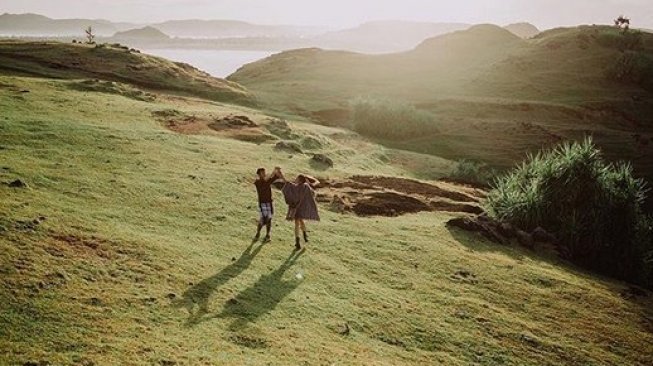 Foto prewedding Dimas Anggara dan Nadine Chandrawinata bertema traveling. (@nadinelist/Instagram)