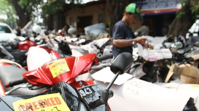 Jasa pengiriman barang melalui kereta api di Kawasan Stasiun Pasar Senen, Jakarta, Jumat (8/6). 