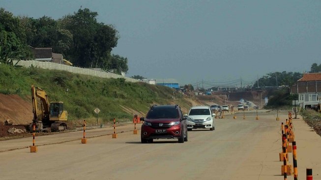 Sejumlah kendaraan melintas di jalan tol fungsional Batang-Semarang, di Semarang, Jawa Tengah, Jumat (8/6). 