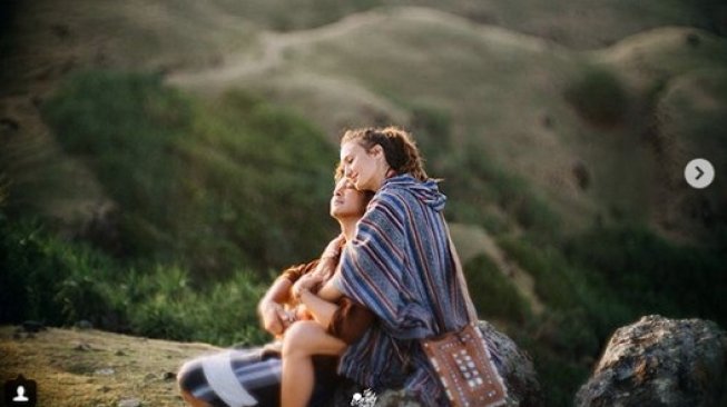 Mengambil lokasi di kawasan Bukit Merese Lombok, Dimas Anggara dan Nadine Chandrawinata berpose mesra. (@the.eternity_id/Instagram)