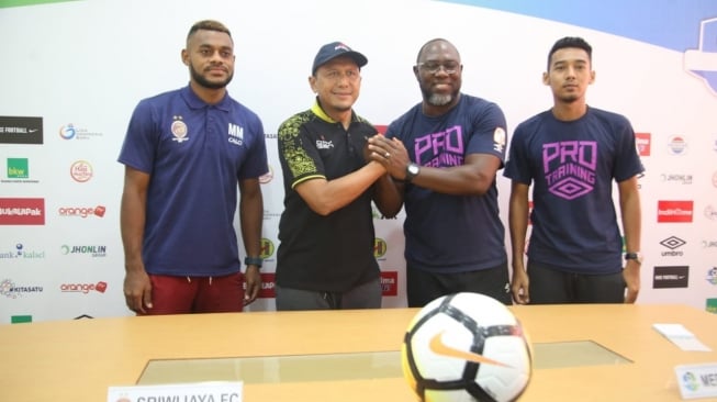 Pelatih Sriwijaya FC, Rahmad Darmawan dan Pelatih PS. Barito Putera Jacksen F Tiago saat pre match confrence, Jumat (8/6/2018). (official SFC)  