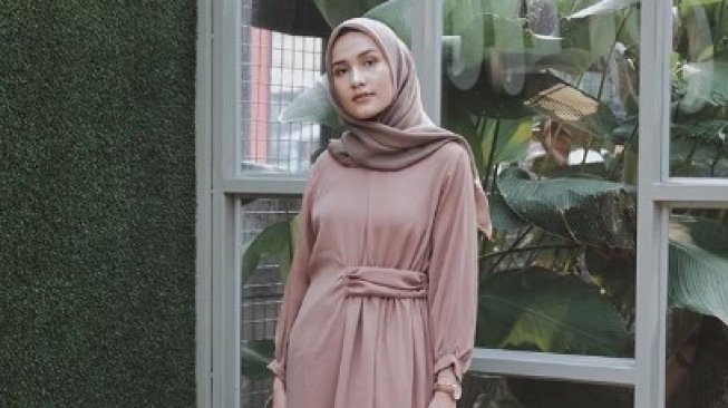 Hijab segi empat polos. (Instagram/@dwihandaanda)