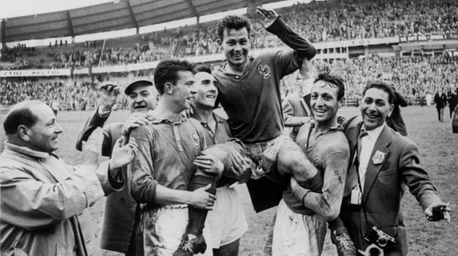 Penyerang Prancis Just Fontaine diangkat oleh rekan setimnya saat mencetak empat gol melawan Jerman Barat di Piala Dunia 1958. STAFF / AFP