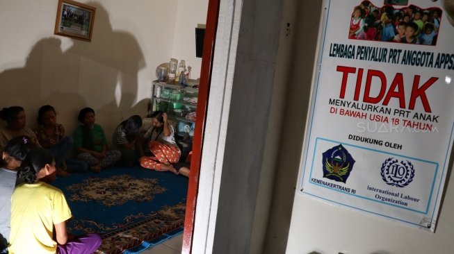 Sejumlah Pembantu Rumah Tangga (PRT) pengganti alias infal tampak beraktivitas di salah satu penyedia jasa tenaga kerja di Jakarta, Sabtu (9/6/2018). [Suara.com/Oke Atmaja]