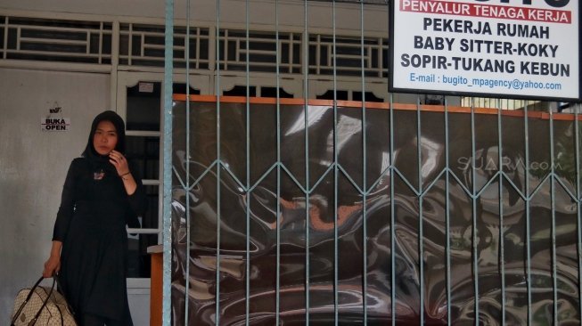 Sejumlah Pembantu Rumah Tangga (PRT) pengganti alias infal tampak beraktivitas di salah satu penyedia jasa tenaga kerja di Jakarta, Sabtu (9/6/2018). [Suara.com/Oke Atmaja]