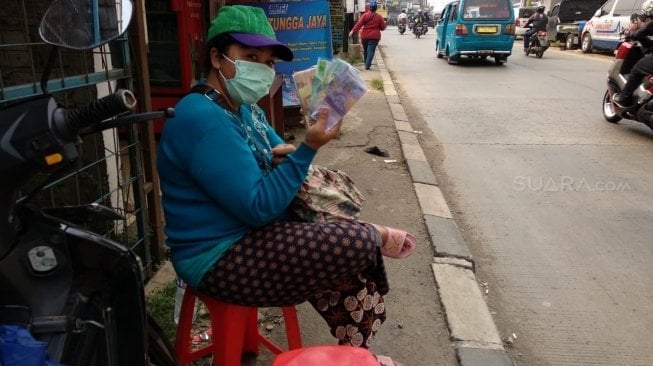 Jasa penukaran uang di Tangerang. [Suara.com/Anggy Muda]