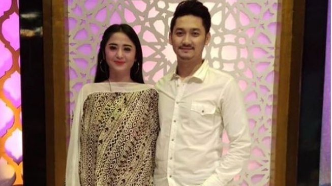 Dewi Perssik dan suami, Angga Wijaya. (Instagram)
