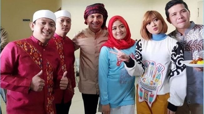 Tika Ramlan saat mengisi sebuah acara di televisi. (Instagram)