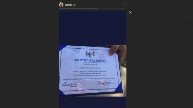 Sarah Azhari pamerkan ijazah puteranya (sazarita/instagram).